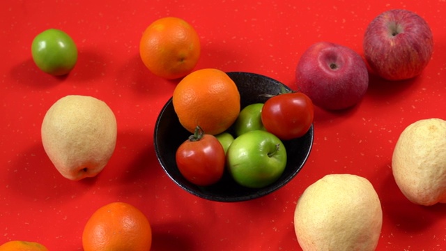 红色宣纸背景上的水果视频素材