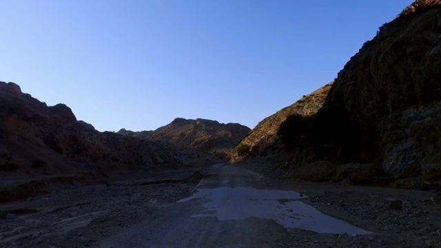 车辆行驶在中国内蒙古阴山山脉视频素材