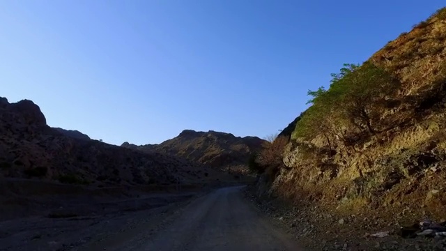 车辆行驶在中国内蒙古阴山山脉视频素材