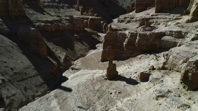 中国境内最神秘的古老峡谷，曾经是海底。现在是无人区，徒步到达视频素材