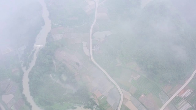 春天云雾缭绕的大山田园视频素材