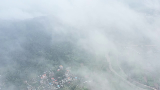 春天云雾缭绕的大山田园视频素材