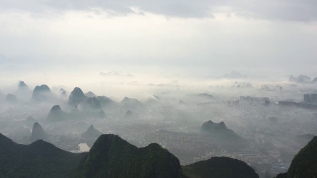春天云雾缭绕下的城镇视频素材