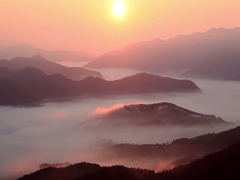 在韩国全罗南道najangsan国家公园雾蒙蒙的白鹤山上的日出视频下载