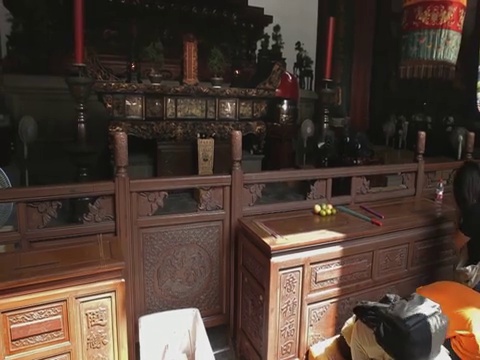 中国浙江杭州，人们在灵隐寺主殿祈祷视频下载