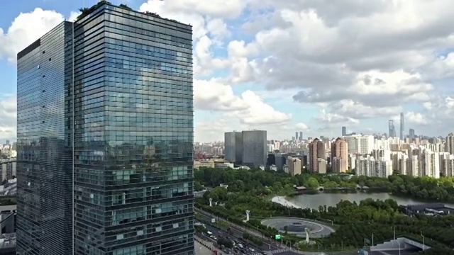 航拍视角下的上海静安大宁广场公园商圈4K高清视频视频素材