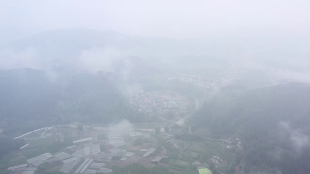 春天里云雾缭绕的田园大地视频素材