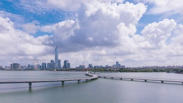 蓝天白云下的金鸡湖风景， 湖东方向视频素材