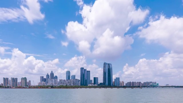 蓝天白云下的苏州金鸡湖景区，东方之门视频素材