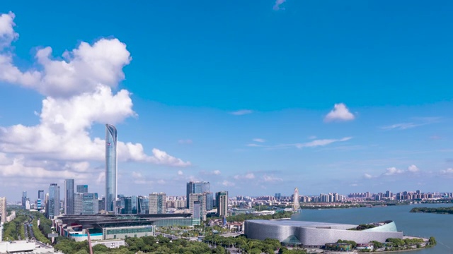 蓝天白云下的苏州金鸡湖景区，湖东国金大厦方向视频素材