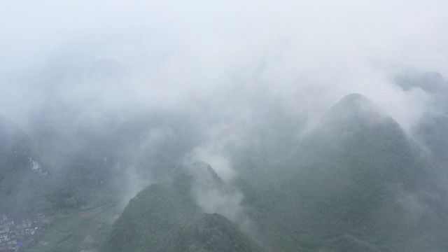 春天里云雾缭绕的群山视频素材