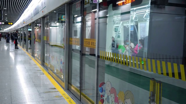 4K上海地铁进站实拍视频素材
