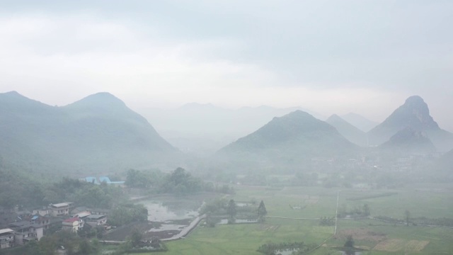 春天云雾缭绕中的田园风光视频素材