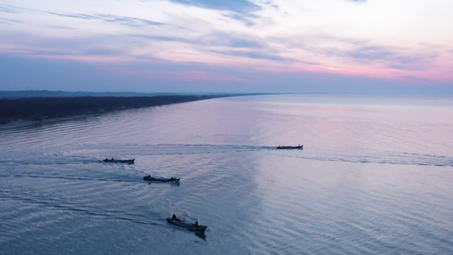 晨光中，兴凯湖渔民第一天下湖视频素材