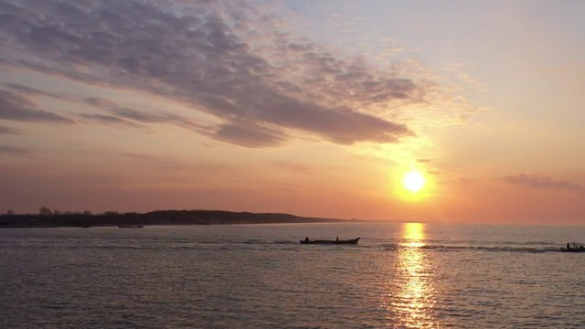 晨光中，兴凯湖渔民第一天下湖视频素材