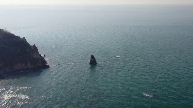 青岛石老人海中的礁石航拍4K视频视频素材