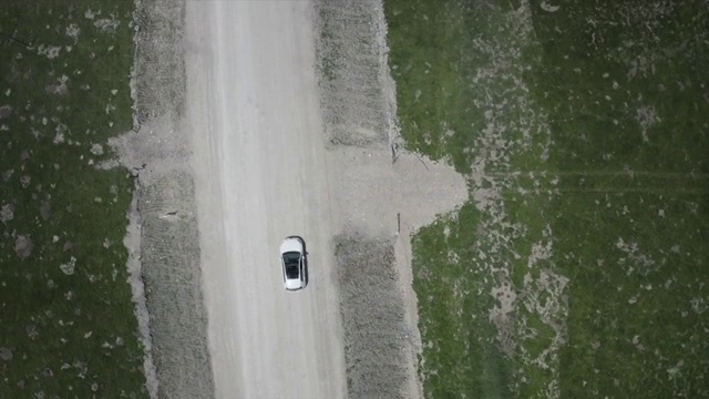 俯视视角下一辆穿行在土路上的车视频素材