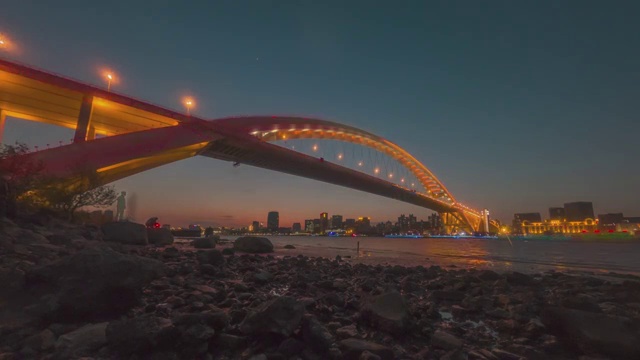 2020年4月5日卢浦大桥日转夜视频下载
