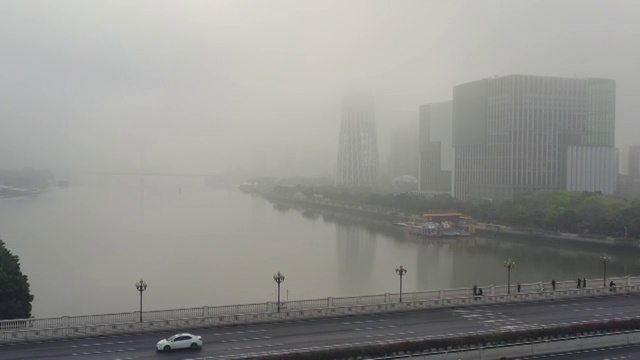 广州塔穿越云海下降视频素材