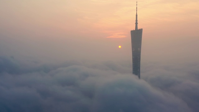 广州塔穿越云海上升视频素材