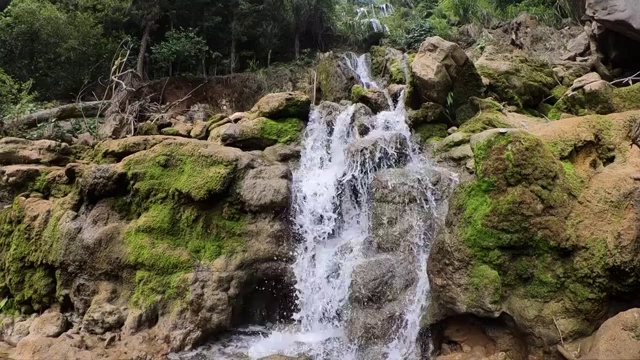 山谷中的瀑布视频素材
