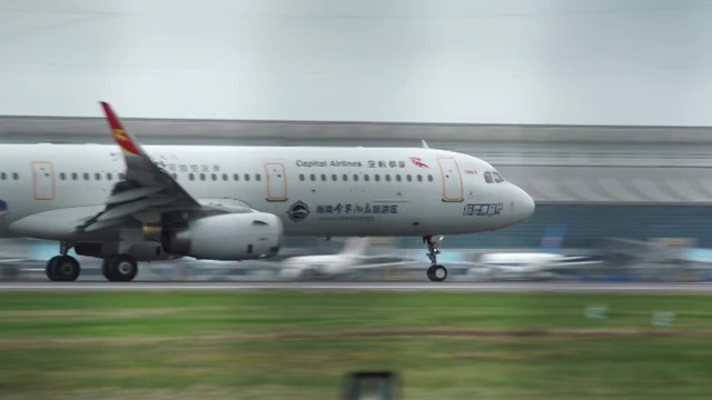 首都航空公司飞机在桃仙机场降落视频素材