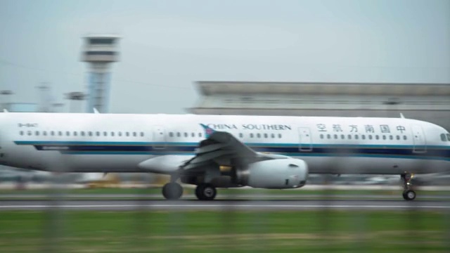 中国南方航空公司飞机在桃仙机场起飞视频素材