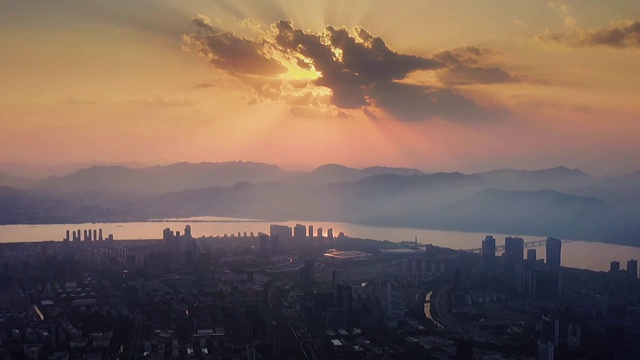 城市全景耶稣光日落带江面01视频素材