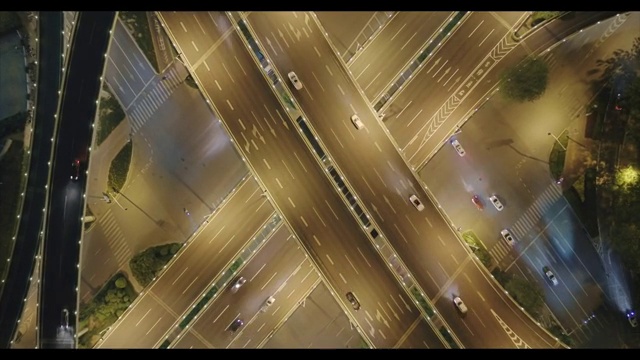 航拍立交桥夜景（下降）视频素材