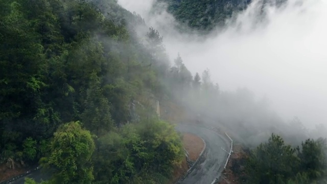 航拍雾里的山路视频素材
