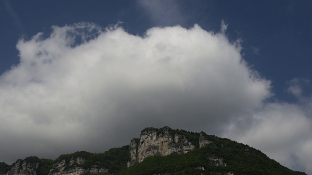 湖北恩施大峡谷上的蓝天白云视频素材