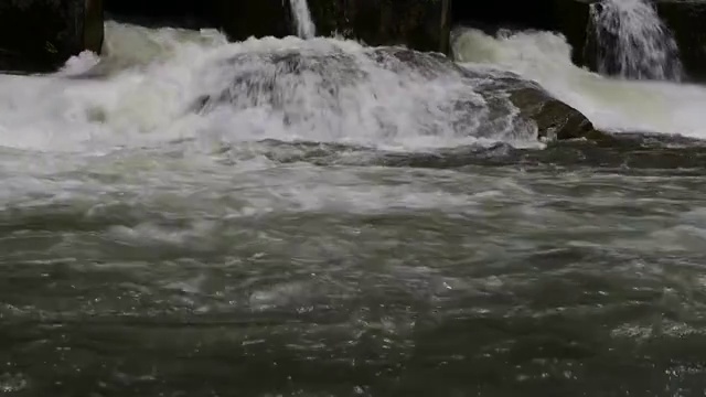 奔腾的河水视频素材