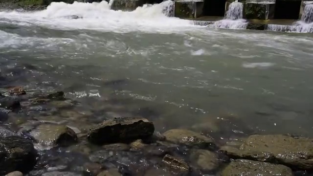 奔腾的河水视频素材