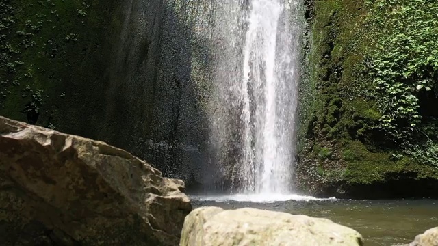 深山密林中的瀑布视频素材