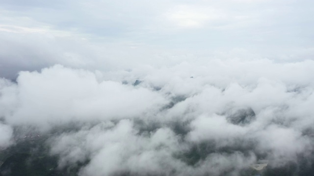 云雾缭绕下的田园风光视频素材
