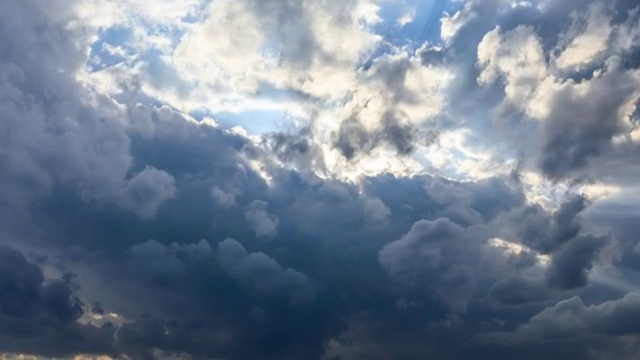 夏季台风天，风云变幻的天空云层。视频素材
