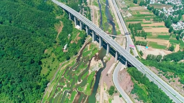 大山中的高速公路航拍视频素材