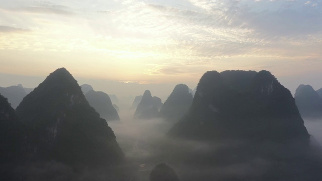 日出时分云雾缭绕的群山和田园视频素材