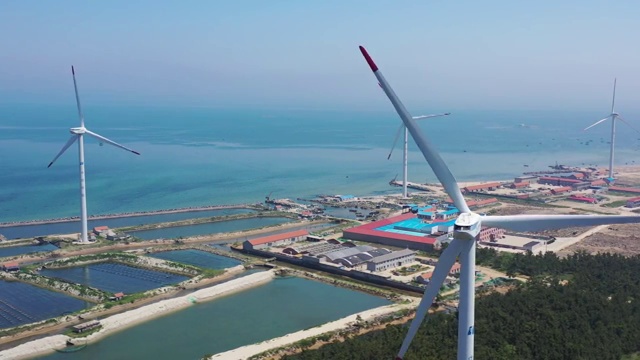山东威海海边的风力发电机视频素材