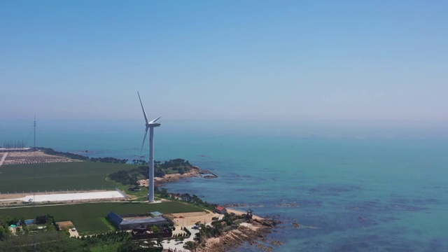 山东威海海边的风力发电机视频素材