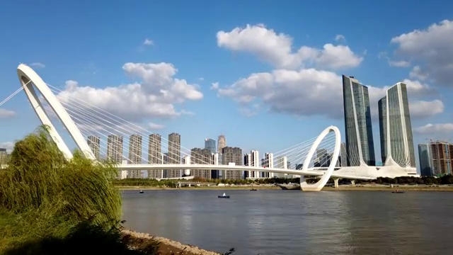 蓝天白云下的南京眼步行桥延时摄影视频素材