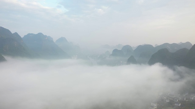 清晨云雾缭绕中的阳朔田园风光视频素材