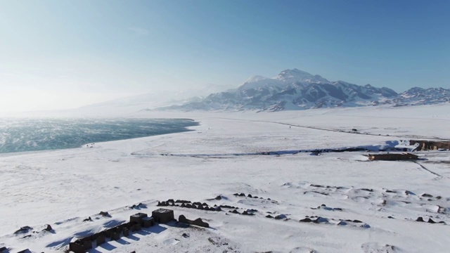 航拍中国新疆冬季的赛里木湖视频素材
