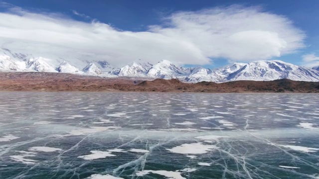 航拍中国新疆帕米尔高原被冰封的喀拉库勒湖视频下载