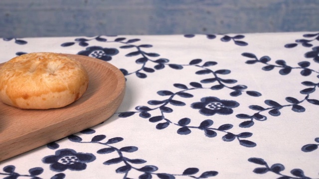 日系餐桌布上的老婆饼视频素材