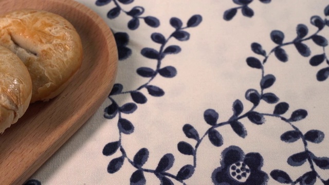 日系餐桌布上的老婆饼视频素材