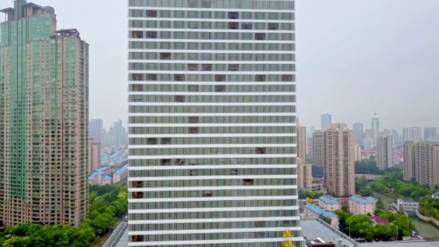 航拍视角下的上海JW万豪侯爵酒店4K高清视频视频素材