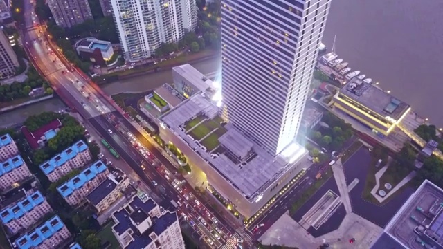 航拍视角下的上海JW万豪侯爵酒店夜景4K高清视频视频素材