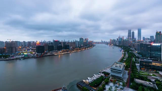 晴朗天气下的上海陆家嘴外滩东方明珠塔夜景4K高清延时摄影视频视频素材