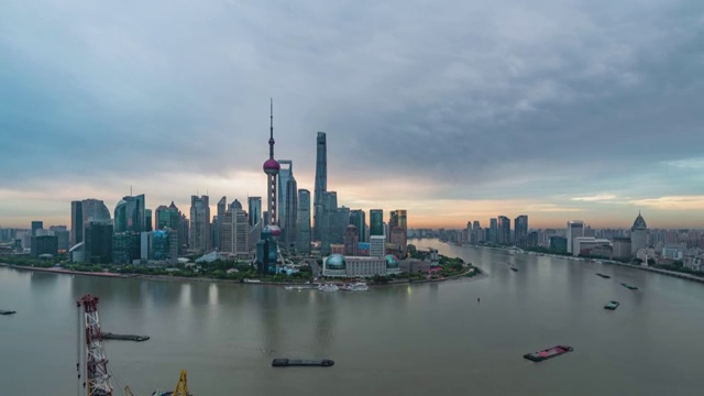 晴朗天气下的上海陆家嘴外滩东方明珠塔夜景4K高清延时摄影视频视频素材